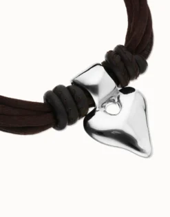 Pulsera en hilo de seda y cuero marrón con corazón bañado en plata