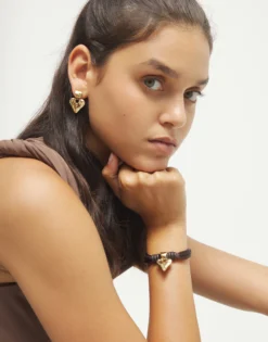 Pulsera en hilo de seda y cuero marrón con corazón bañado en oro 18k