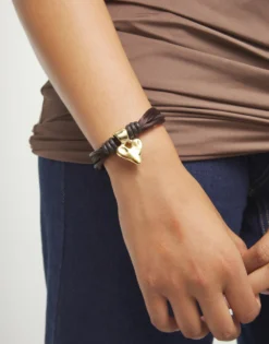 Pulsera en hilo de seda y cuero marrón con corazón bañado en oro 18k