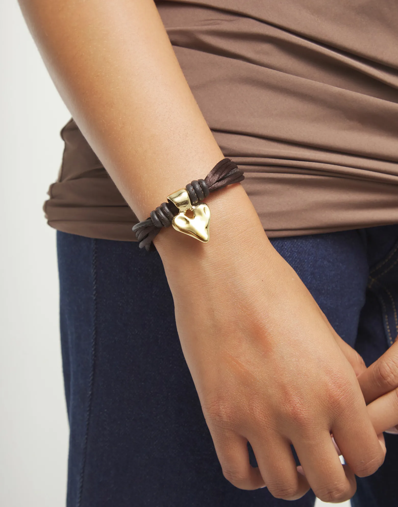 Pulsera en hilo de seda y cuero marrón con corazón bañado en oro 18k