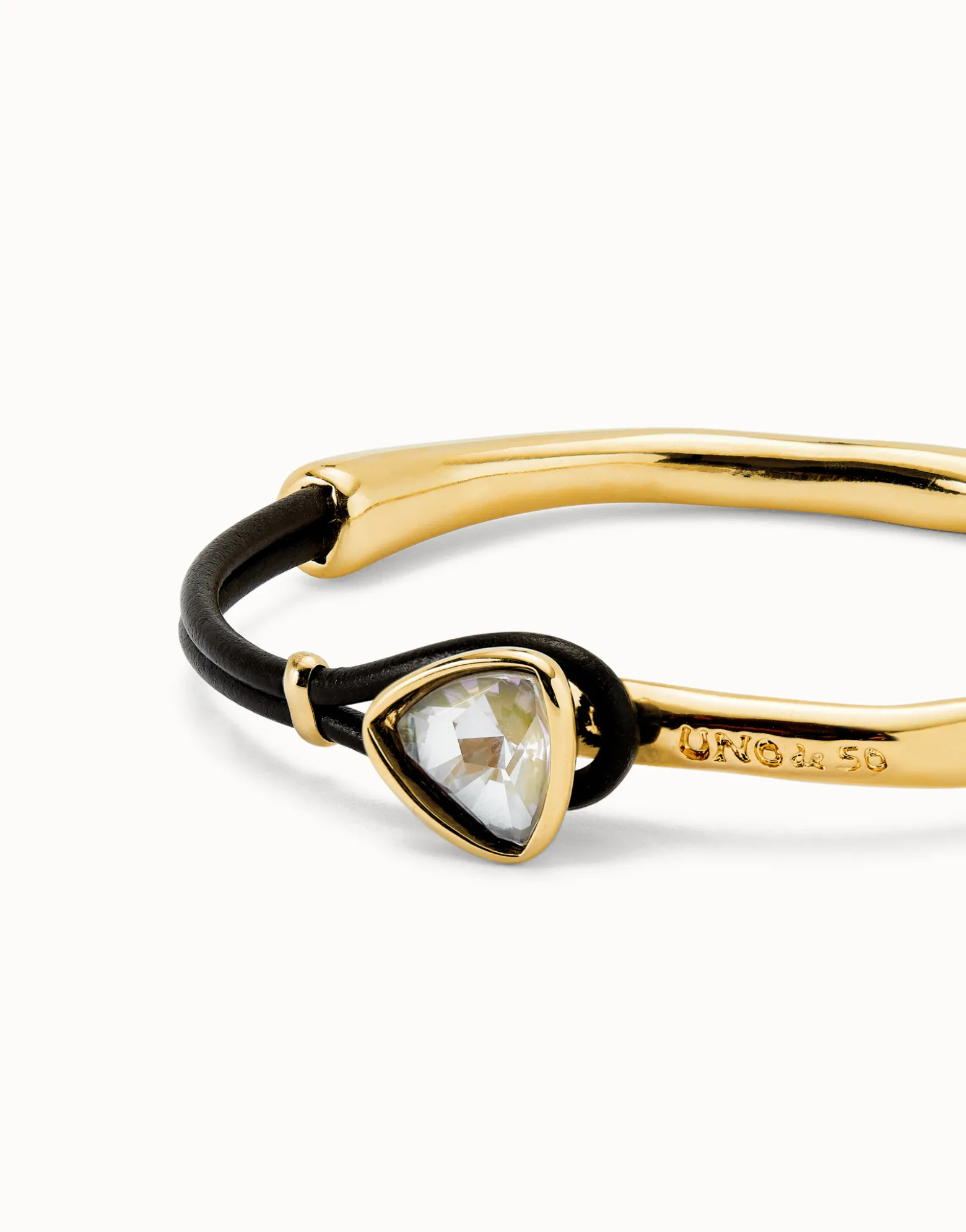 Pulsera fina bañada en oro 18k con cuero y cristal facetado multicolor
