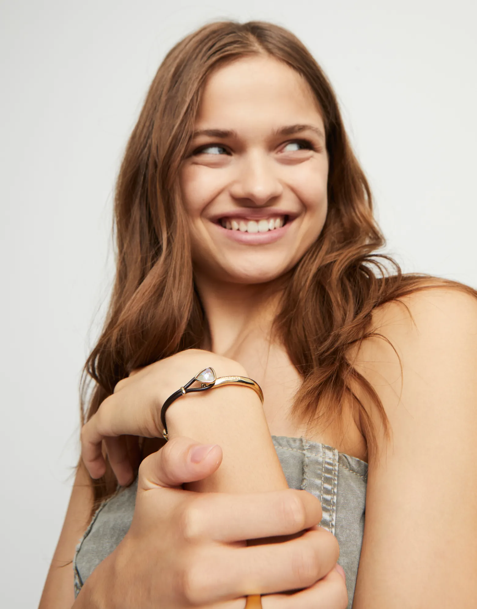 Pulsera fina bañada en oro 18k con cuero y cristal facetado multicolor