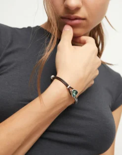 Pulsera fina bañada en plata de ley con cuero y cristal facetado verde