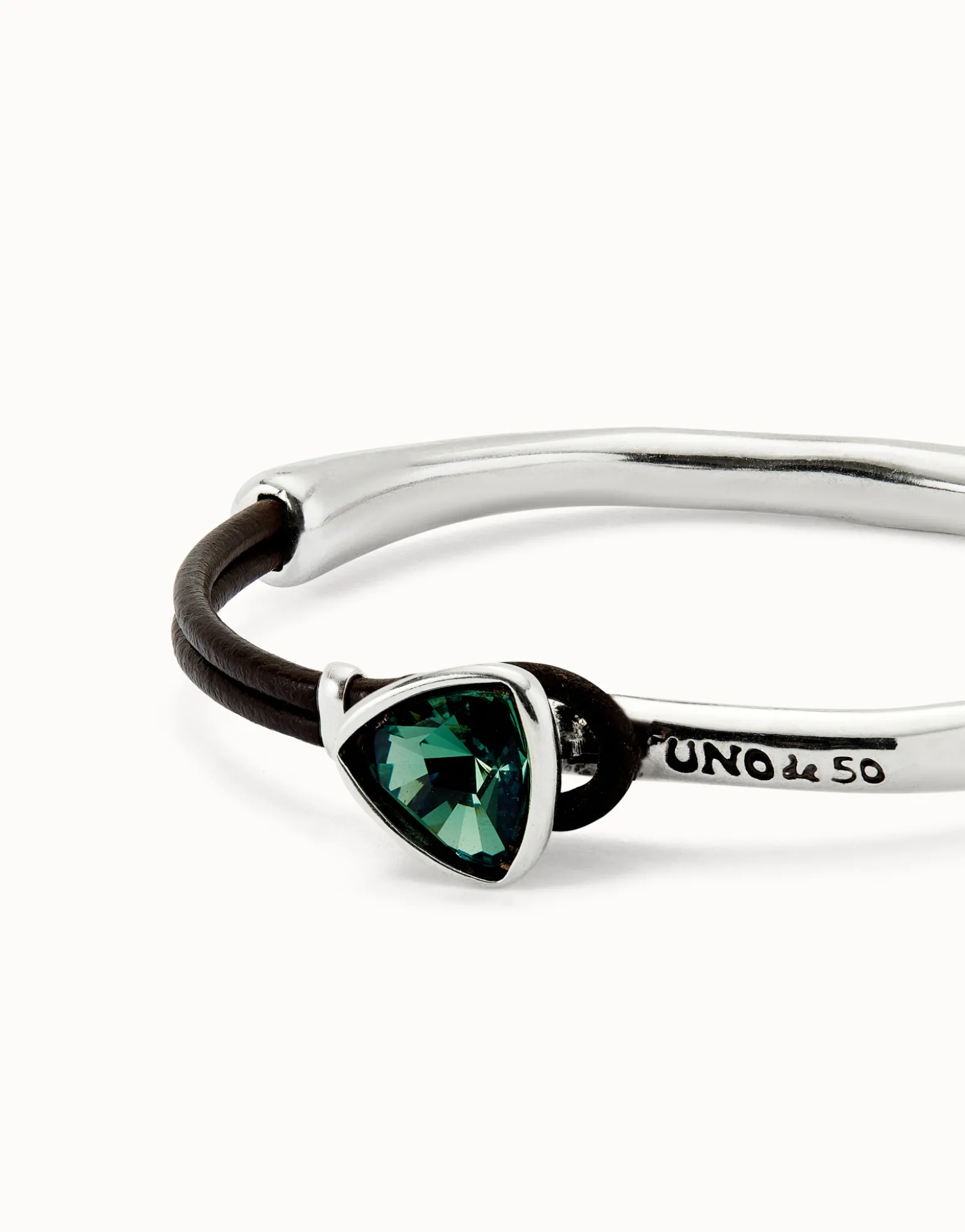 Pulsera fina bañada en plata de ley con cuero y cristal facetado verde