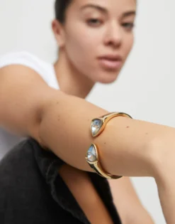 Pulsera gruesa bañada en oro de 18k con dos cristales facetados multicolor