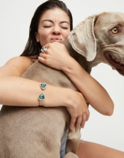 Pulsera gruesa bañada en plata de ley con dos cristales facetados verdes