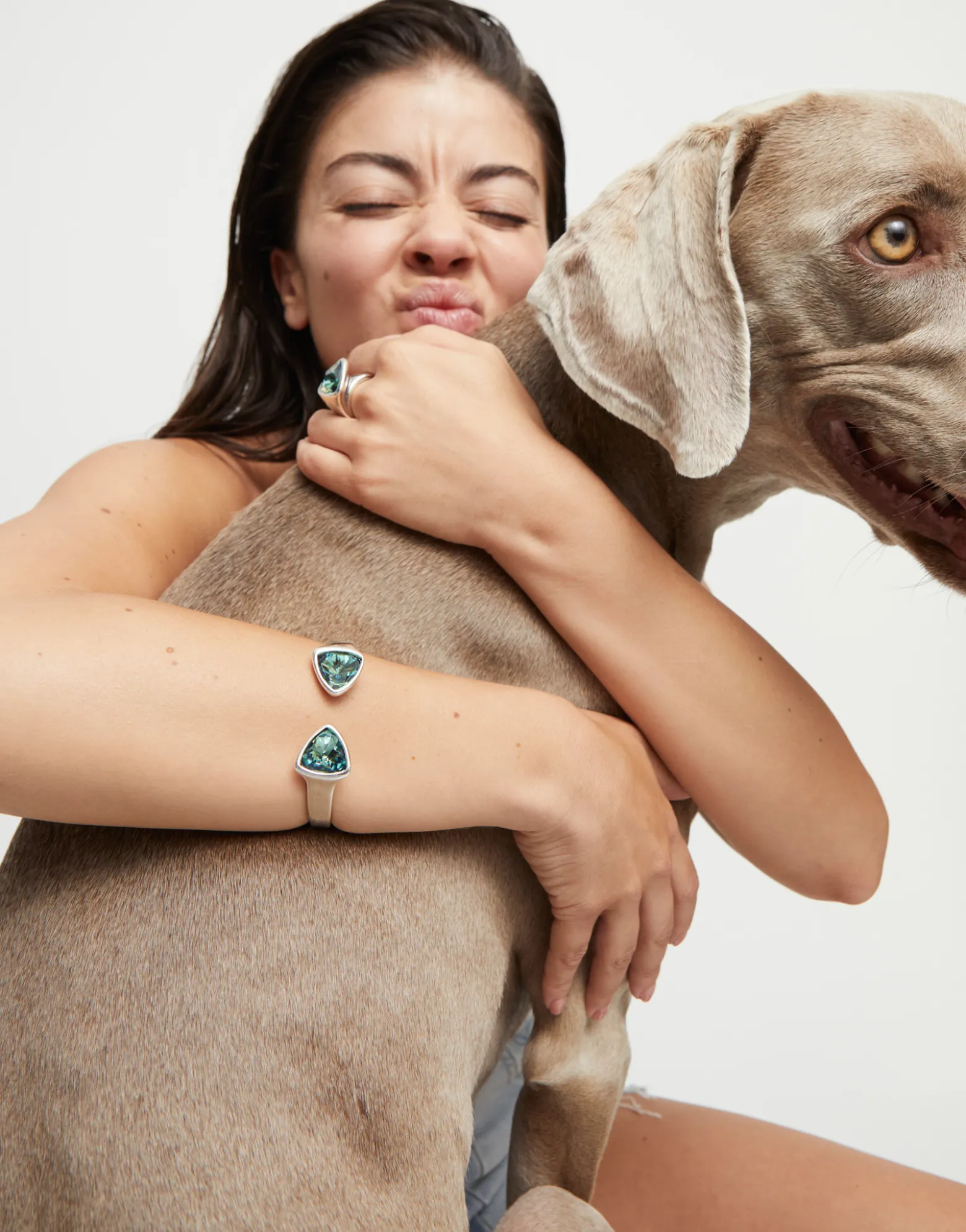 Pulsera gruesa bañada en plata de ley con dos cristales facetados verdes