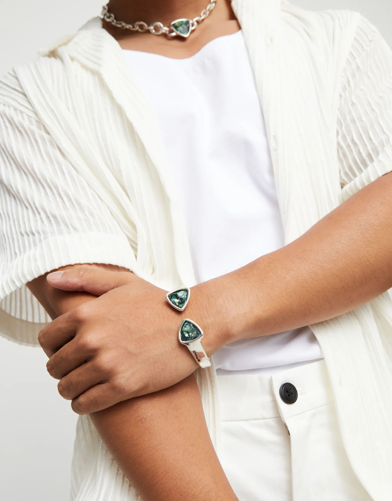 Pulsera gruesa bañada en plata de ley con dos cristales facetados verdes