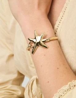 Pulsera rígida bañada en oro con estrella de mar