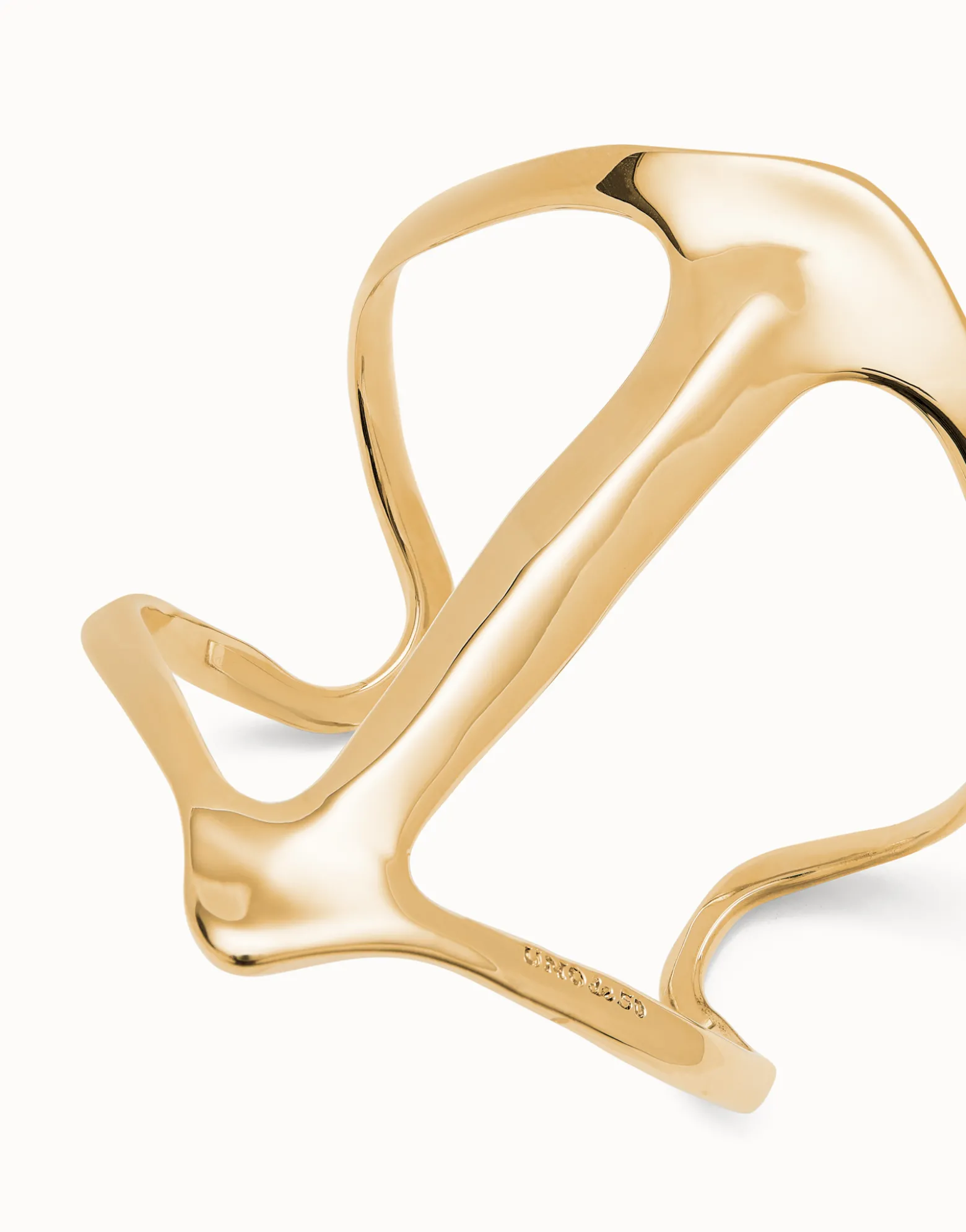 Pulsera rígida bañada en oro de 18k con estructura mantarraya