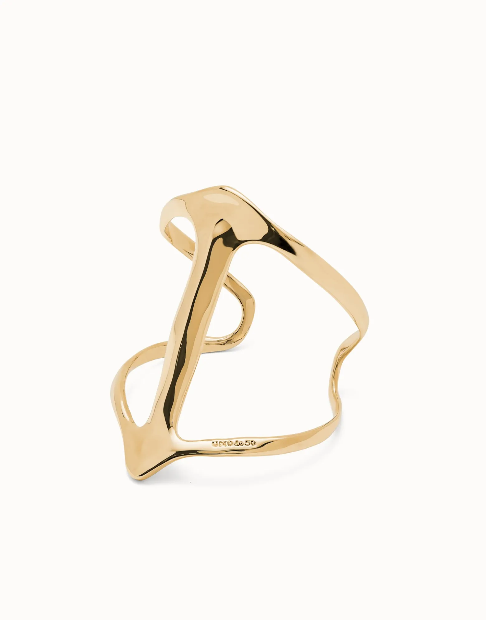 Pulsera rígida bañada en oro de 18k con estructura mantarraya