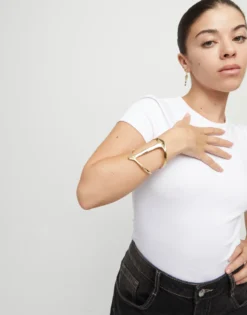 Pulsera rígida bañada en oro de 18k con estructura mantarraya
