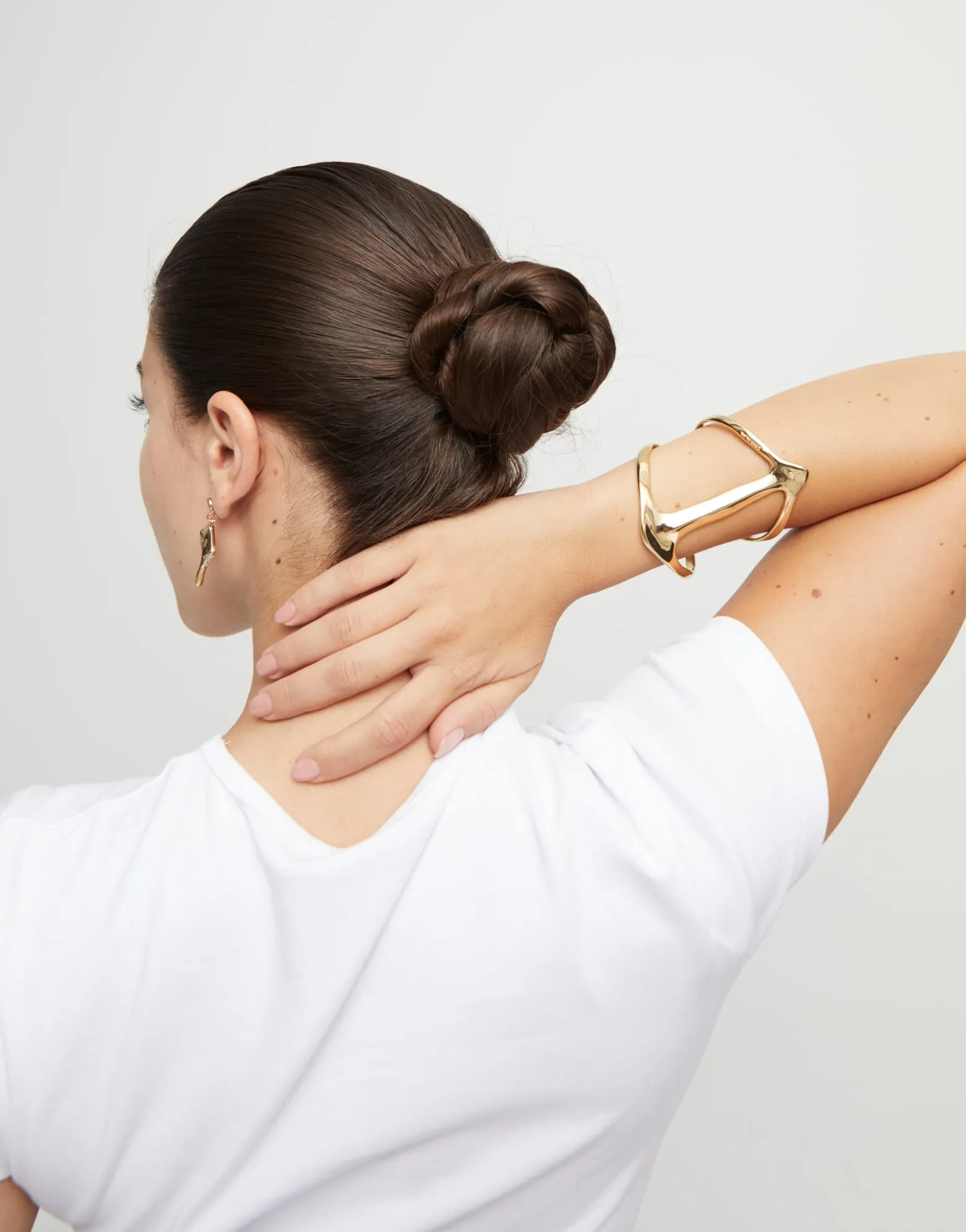 Pulsera rígida bañada en oro de 18k con estructura mantarraya