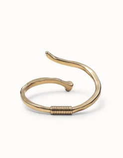 Pulsera rígida bañada en oro estilo orgánico