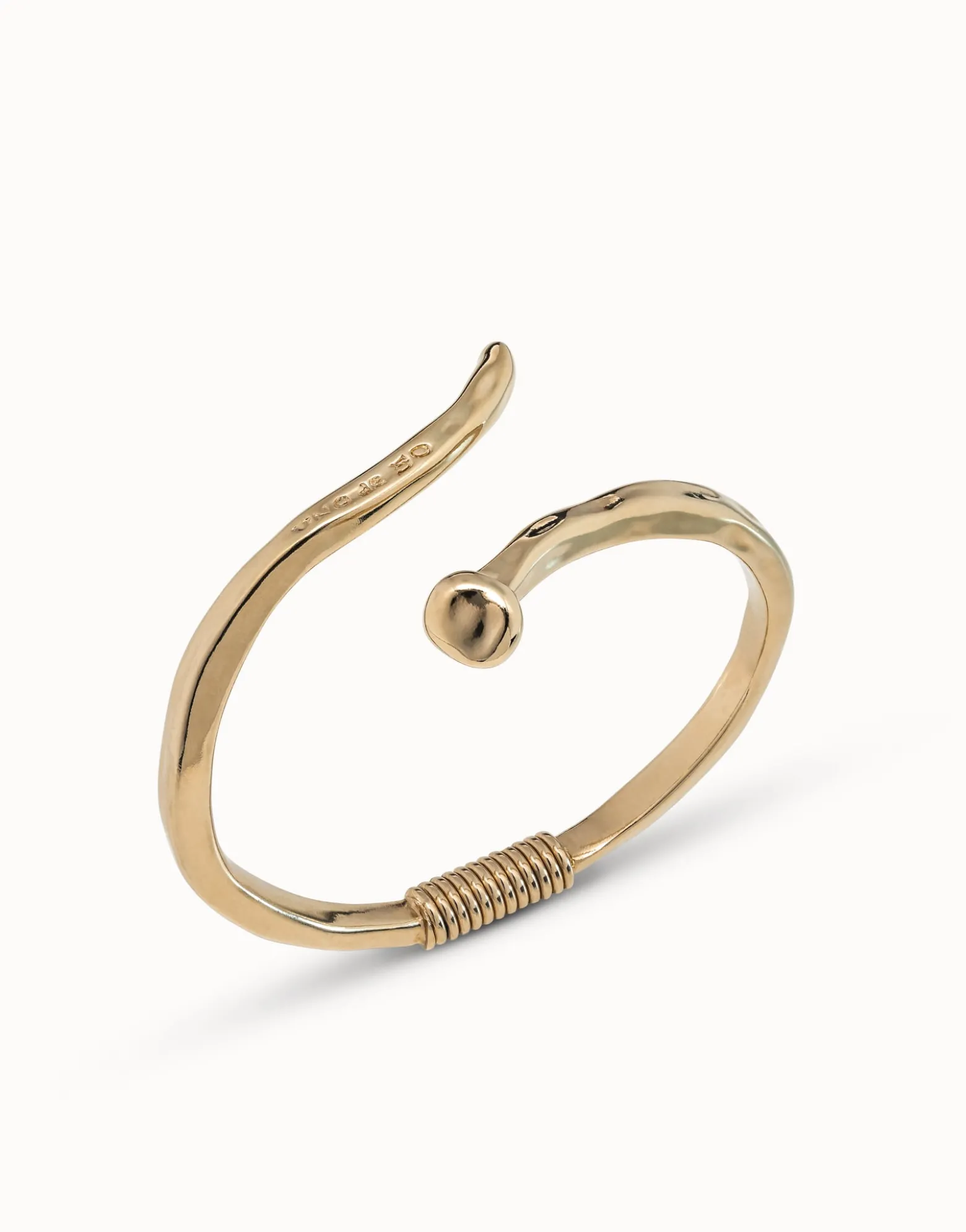 Pulsera rígida bañada en oro estilo orgánico