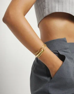 Pulsera rígida bañada en oro 18k con tres formas orgánicas entrelazadas