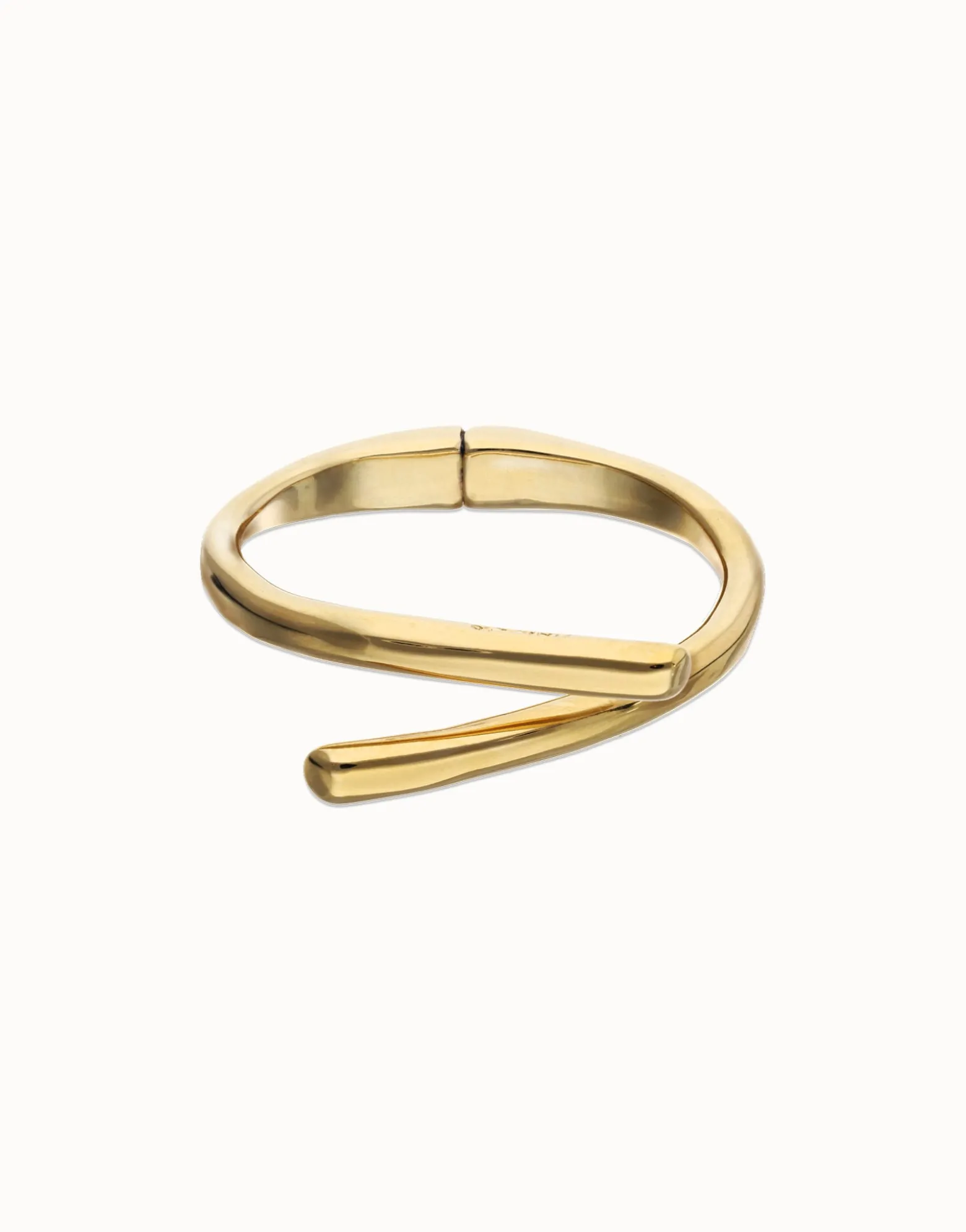 Pulsera rígida bañada en oro 18k con formas orgánicas entrelazadas