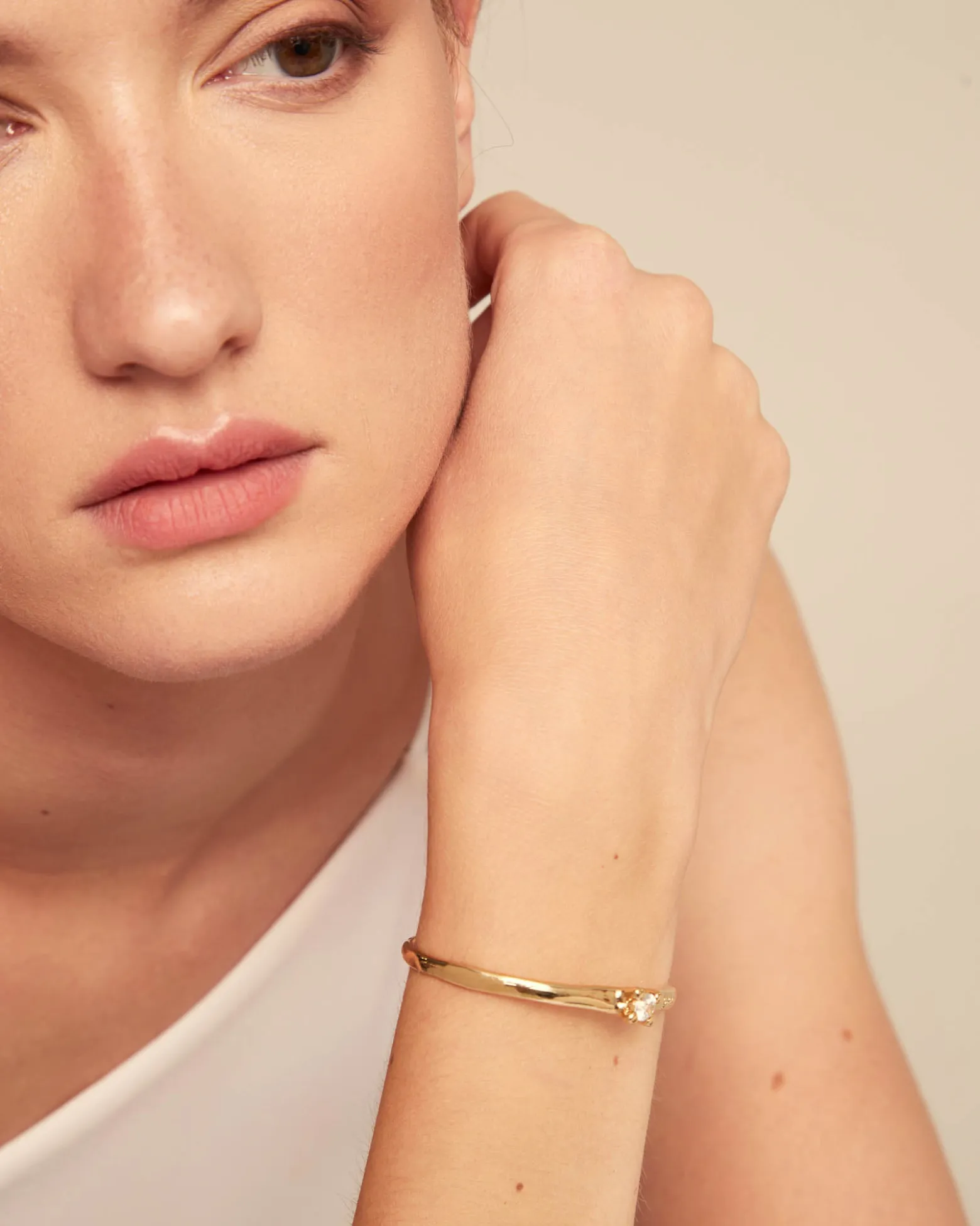 Pulsera rígida bañada en oro 18k con circonita blanca