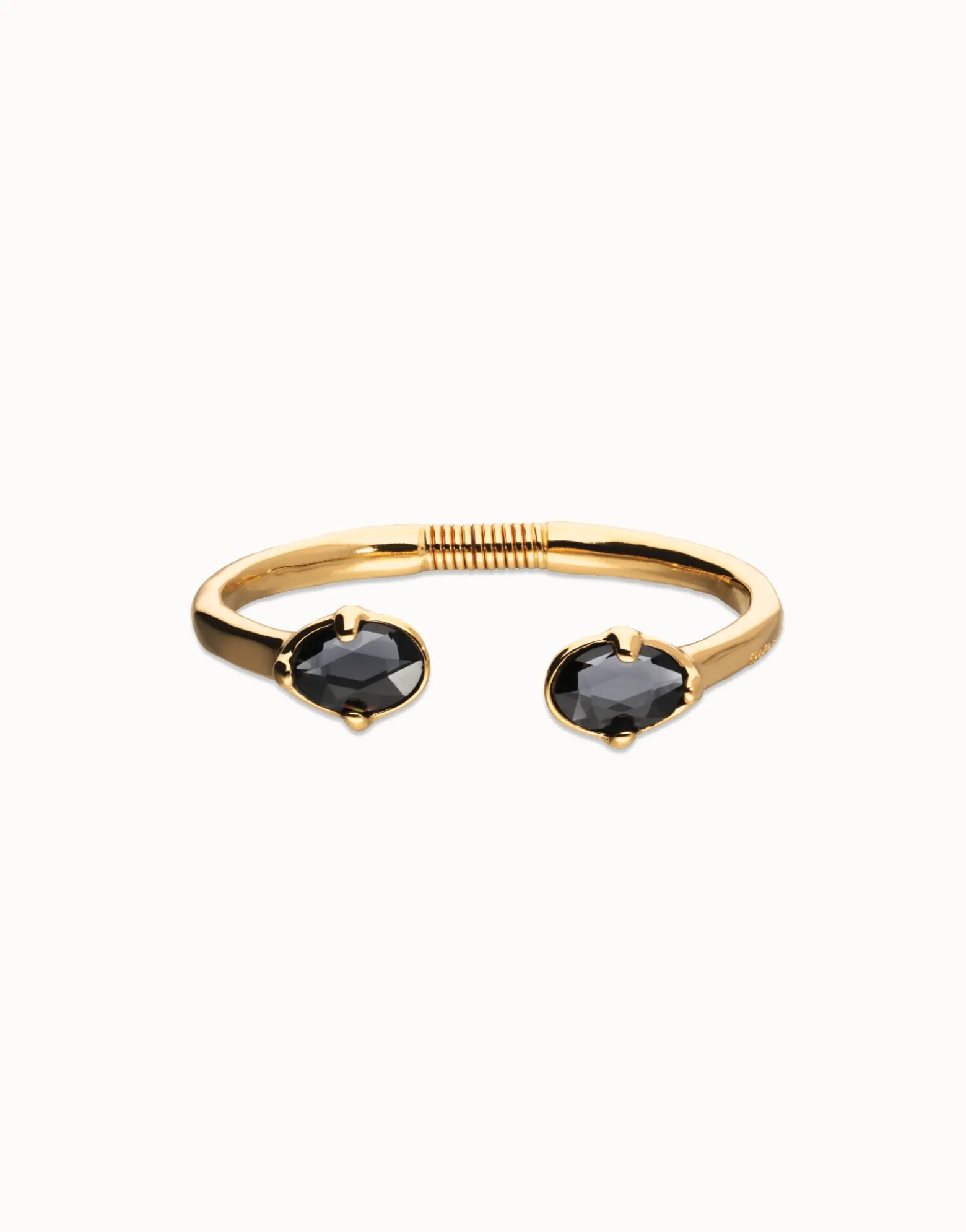 Pulsera rígida bañada en oro 18k con dos cristales facetados ovalados negros