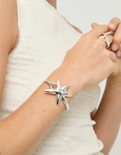 Pulsera rígida bañada en plata con estrella de mar