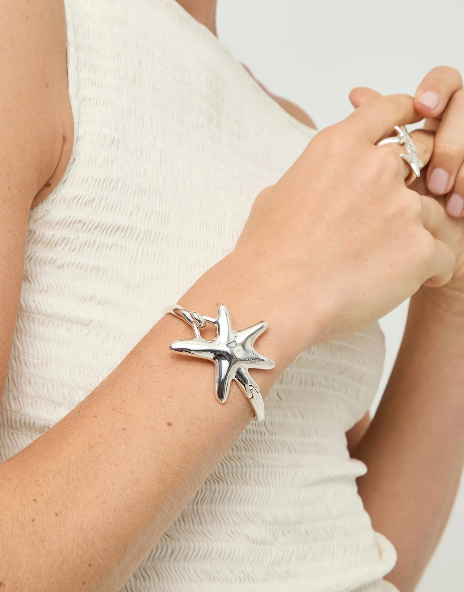 Pulsera rígida bañada en plata con estrella de mar