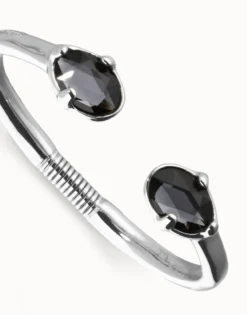 Pulsera rígida bañada en plata con dos cristales facetados ovalados negros
