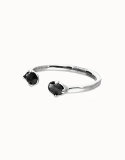 Pulsera rígida bañada en plata con dos cristales facetados ovalados negros