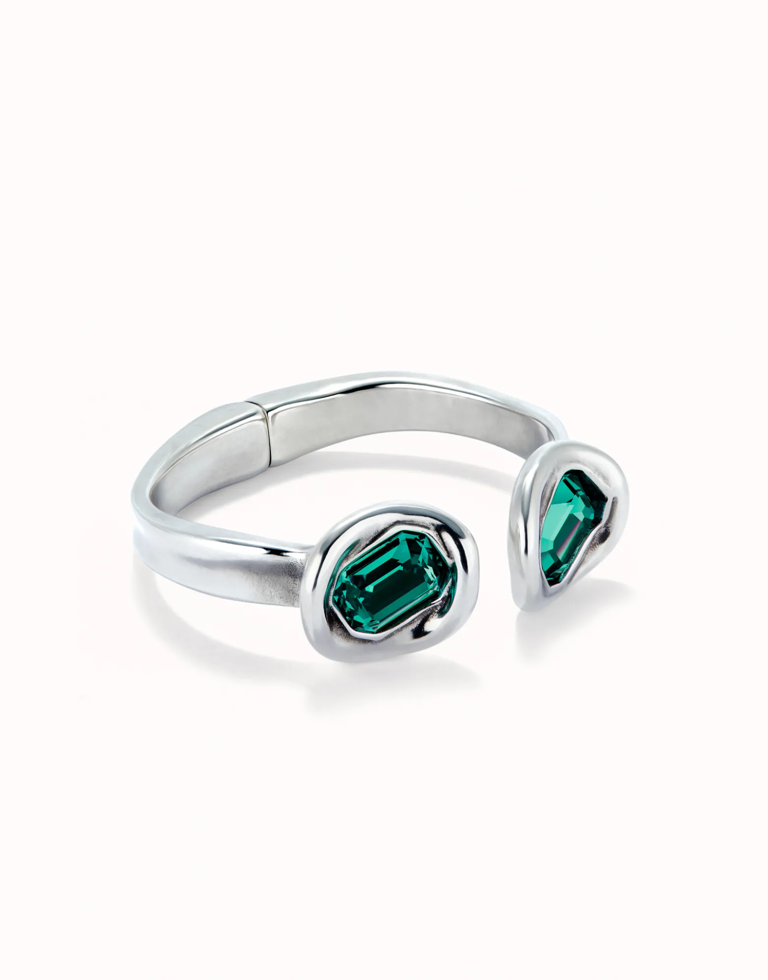 Pulsera rígida bañada en plata de ley y dos cristales verdes