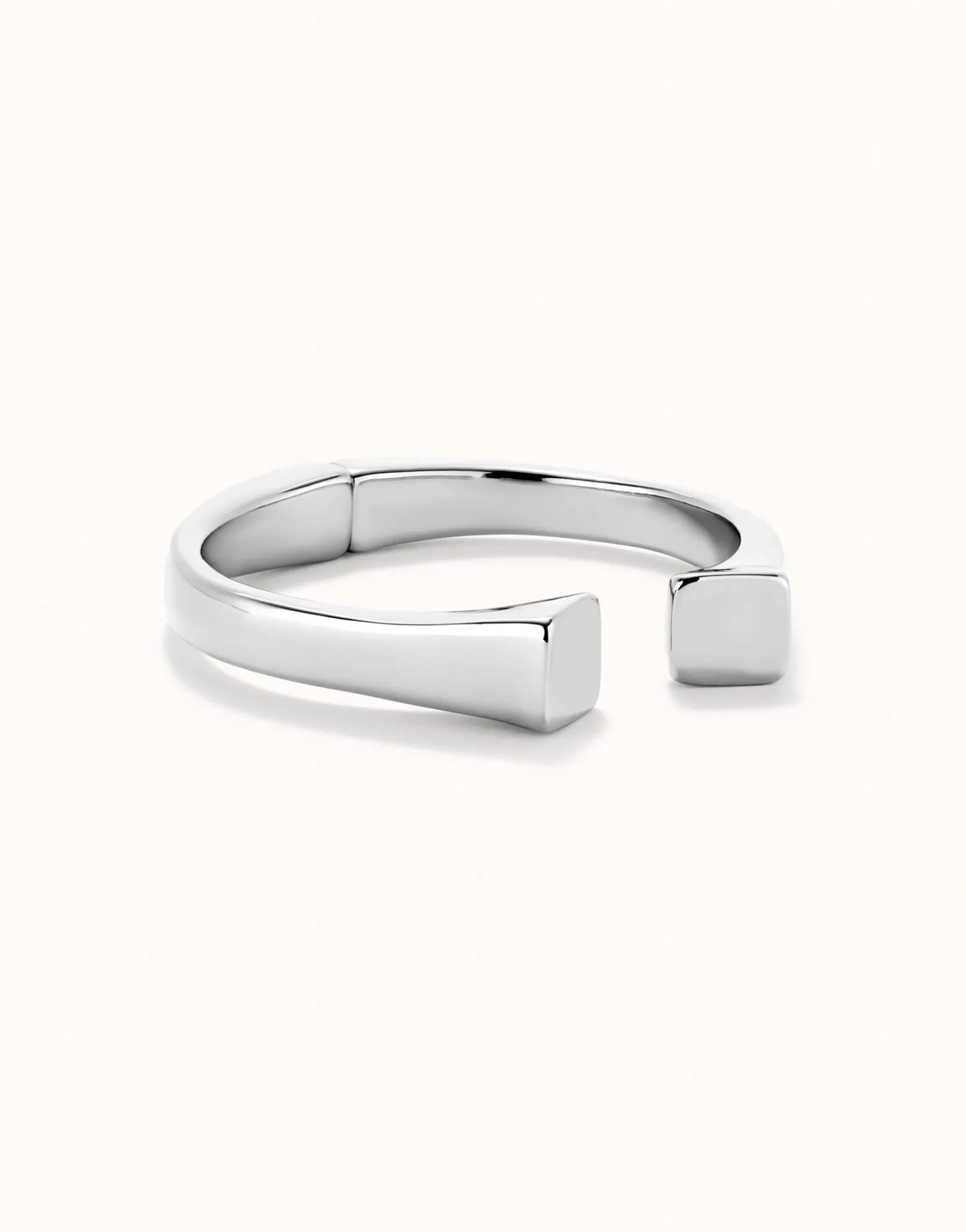 Pulsera rígida bañada en plata de ley acabado liso y forma cuadrada