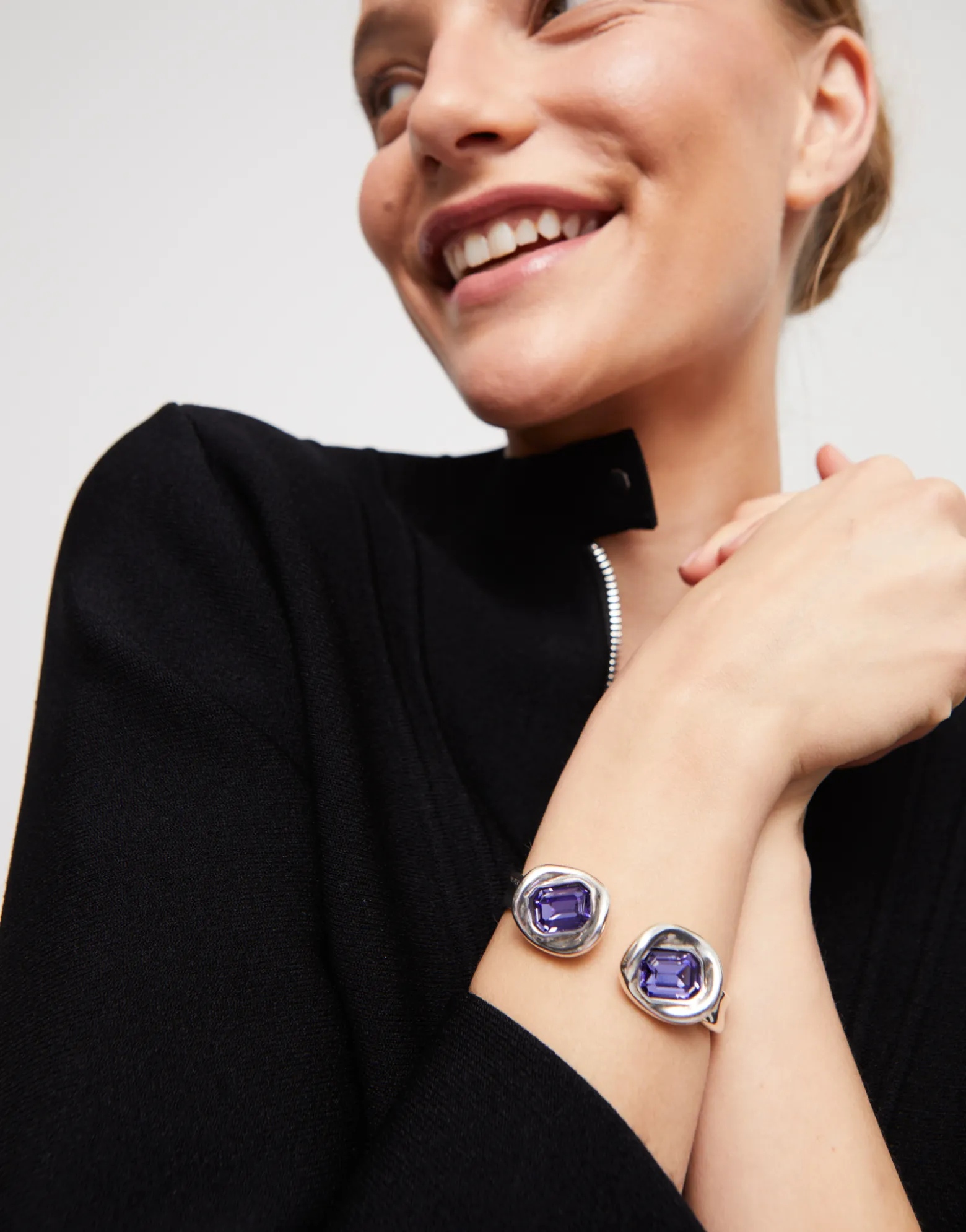 Pulsera rígida bañada en plata de ley y dos cristales morados