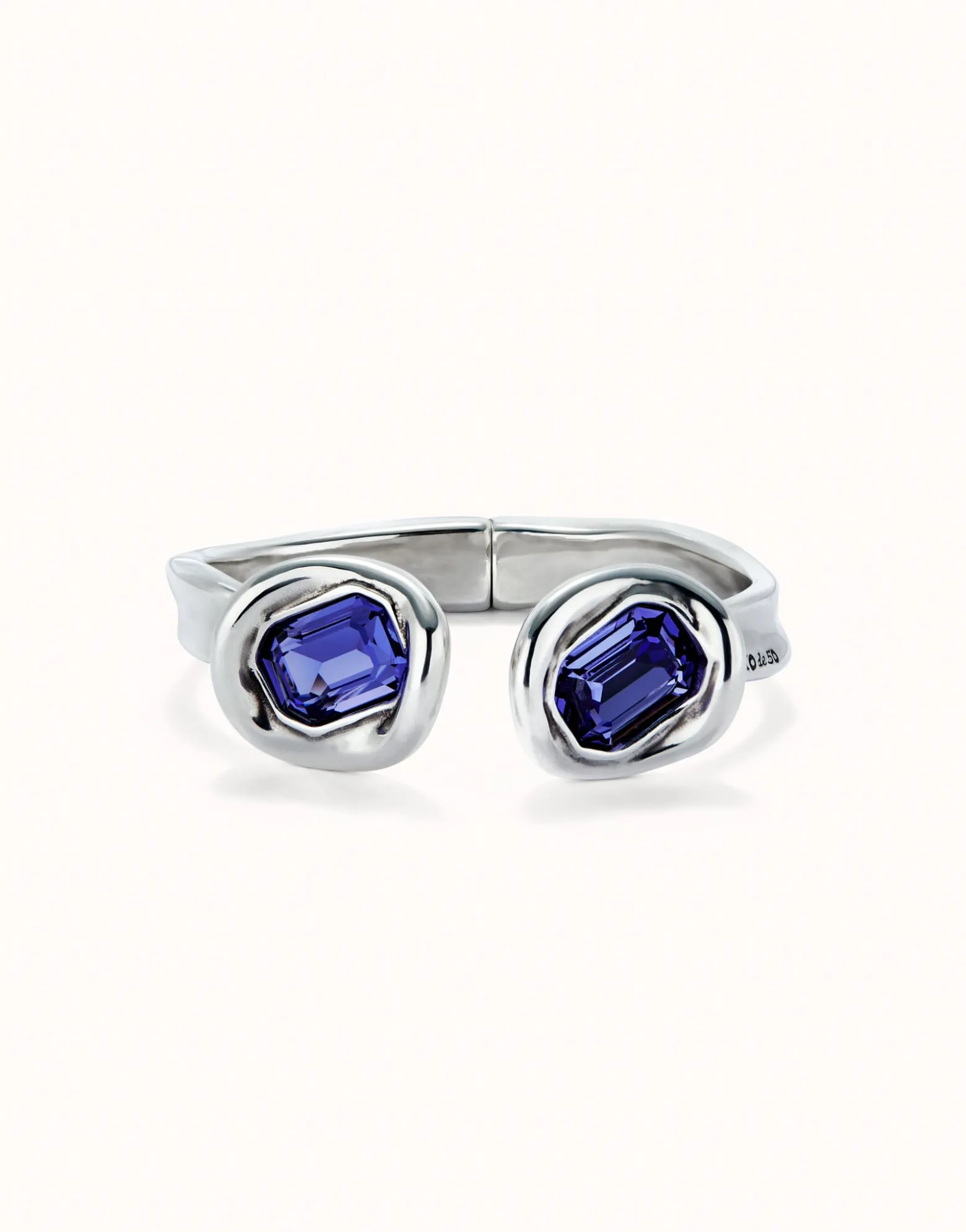 Pulsera rígida bañada en plata de ley y dos cristales morados