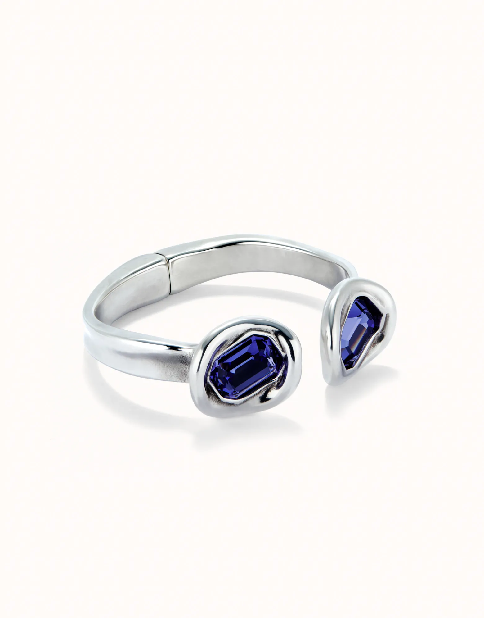 Pulsera rígida bañada en plata de ley y dos cristales morados