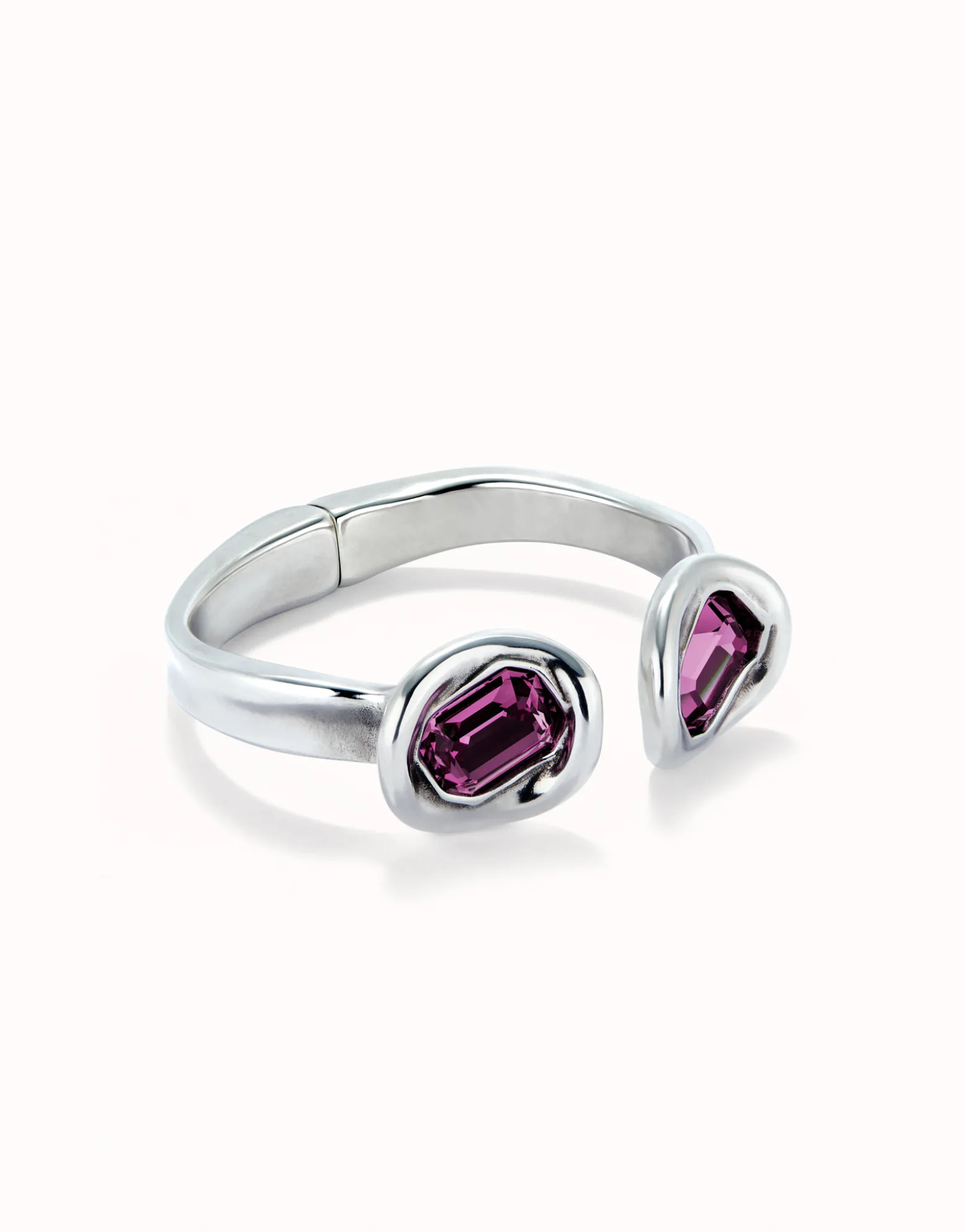 Pulsera rígida bañada en plata de ley y dos cristales rosas