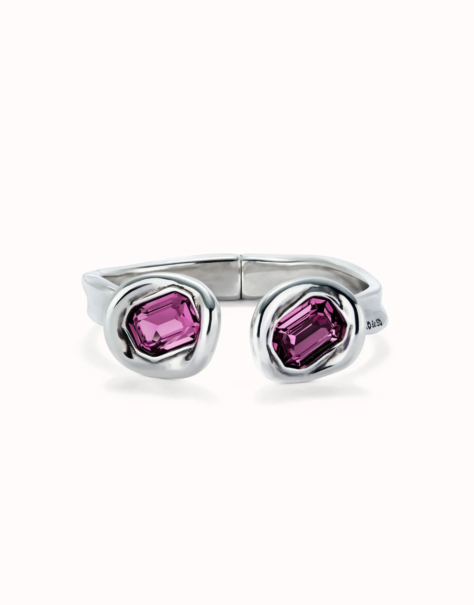 Pulsera rígida bañada en plata de ley y dos cristales rosas