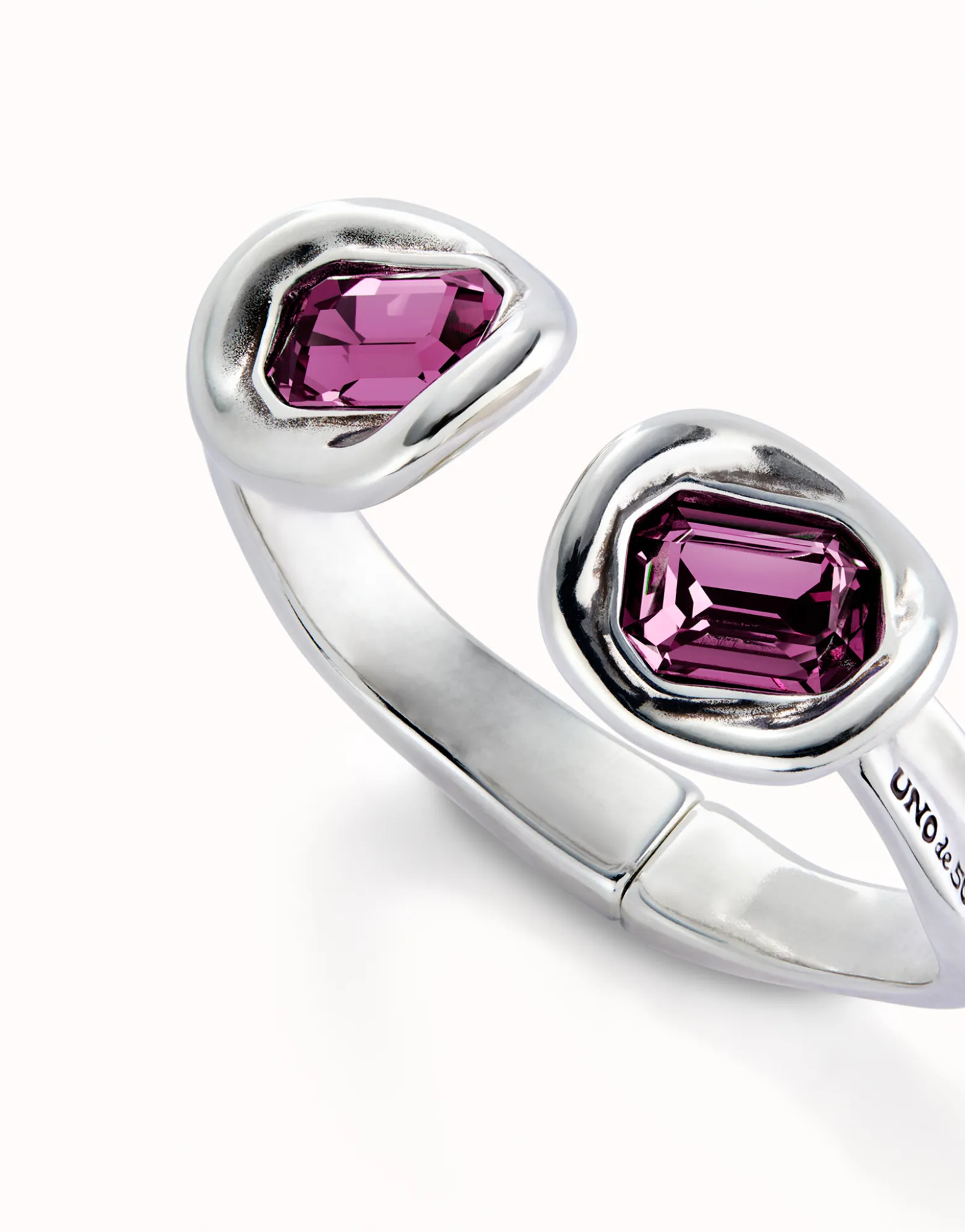 Pulsera rígida bañada en plata de ley y dos cristales rosas