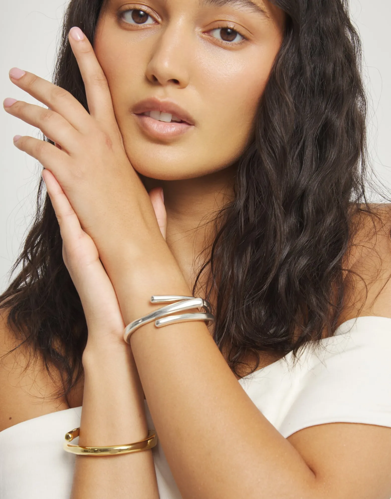 Pulsera rígida bañada en plata de ley con tres formas orgánicas entrelazadas