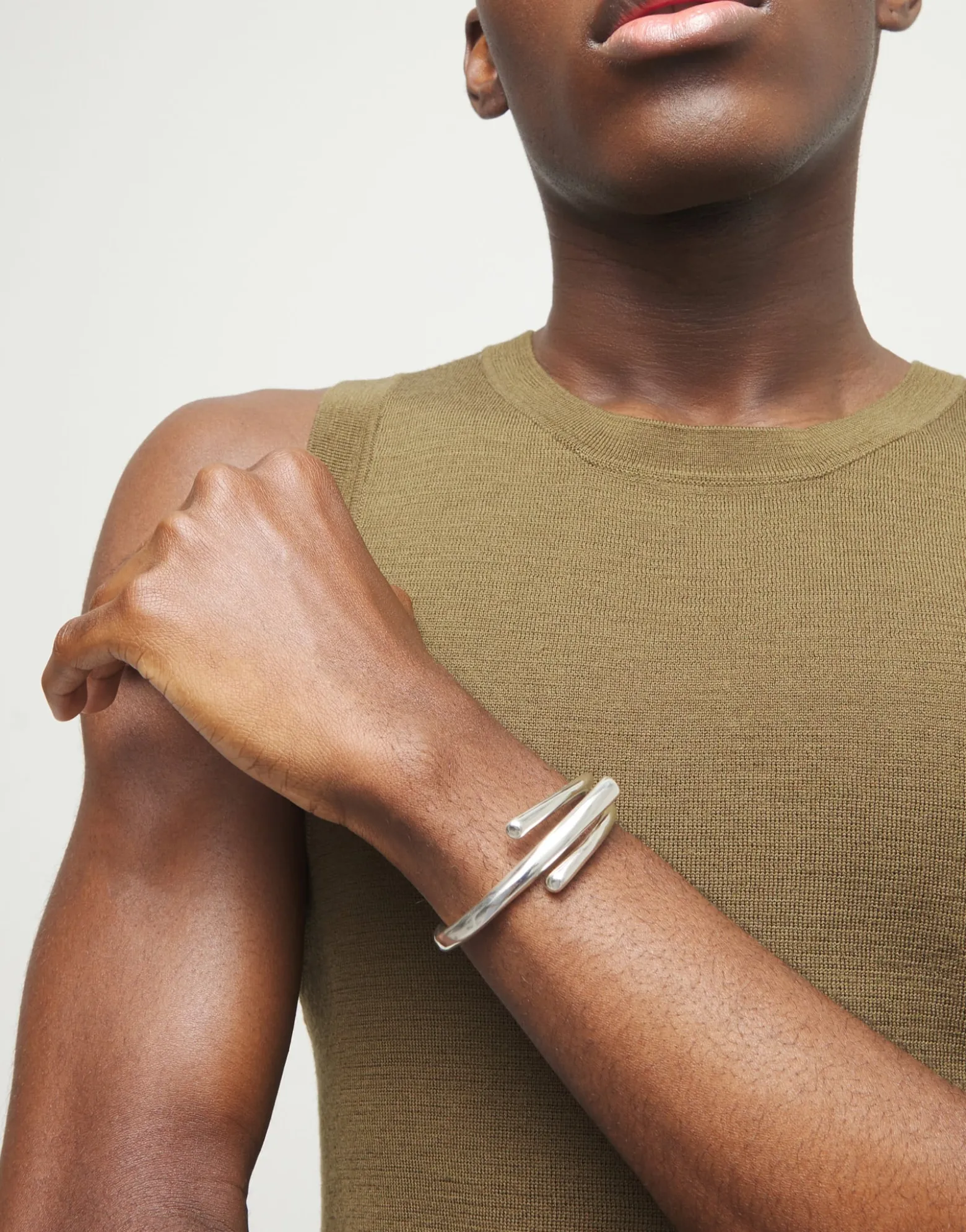 Pulsera rígida bañada en plata de ley con tres formas orgánicas entrelazadas