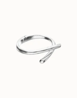 Pulsera rígida bañada en plata de ley con formas orgánicas entrelazadas
