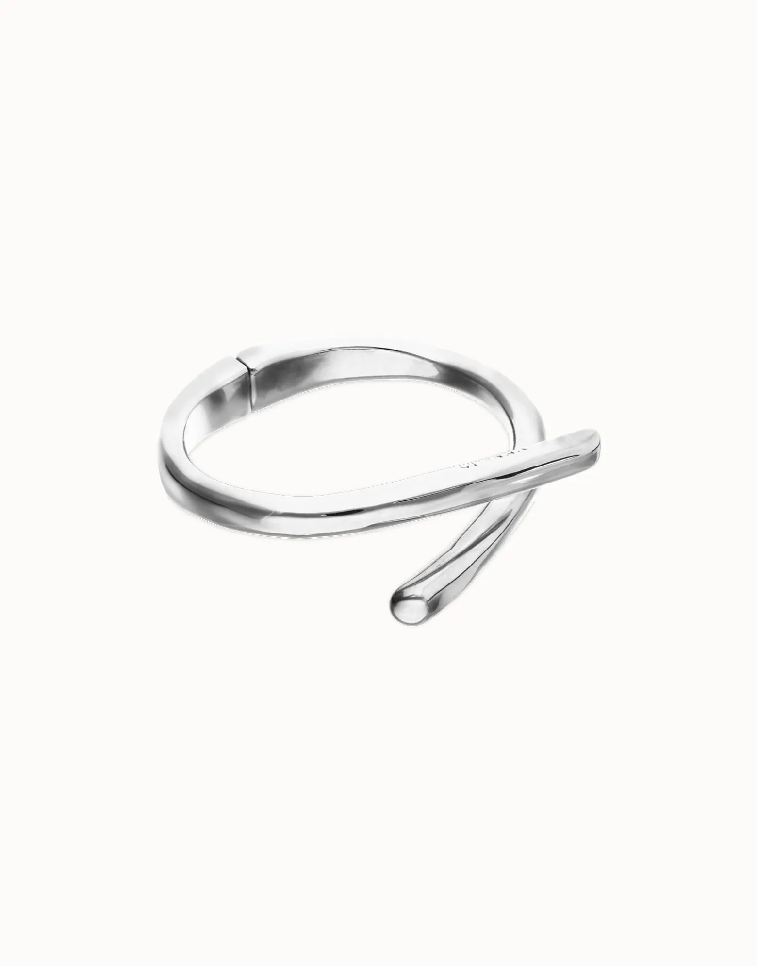 Pulsera rígida bañada en plata de ley con formas orgánicas entrelazadas