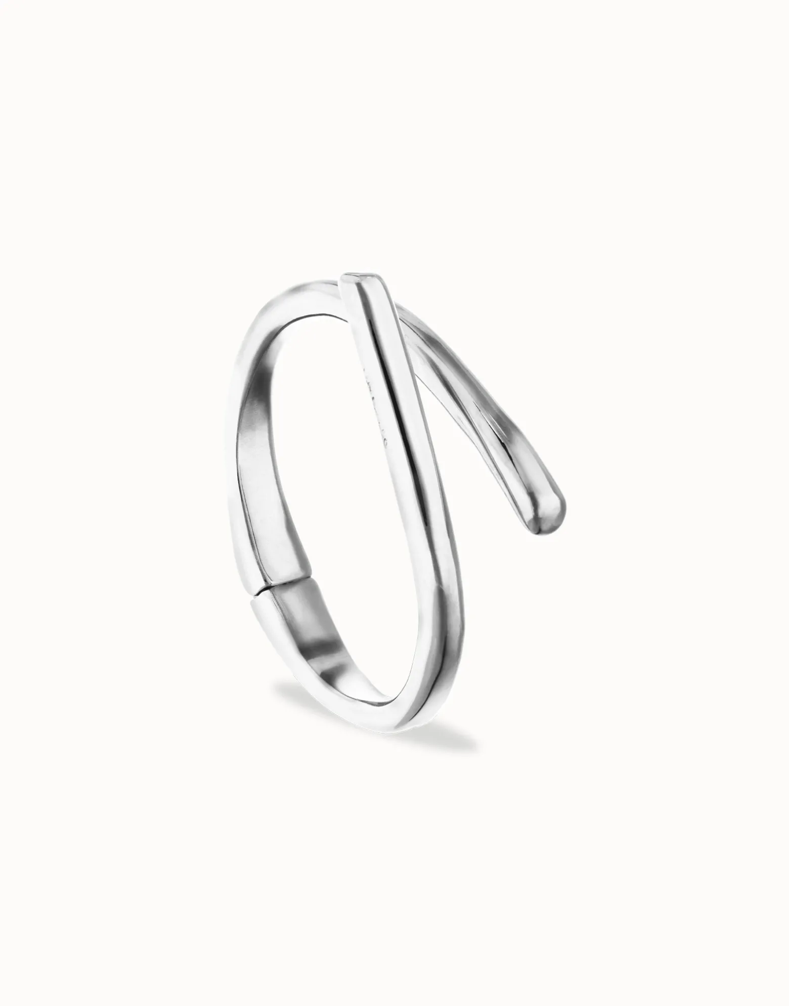 Pulsera rígida bañada en plata de ley con formas orgánicas entrelazadas