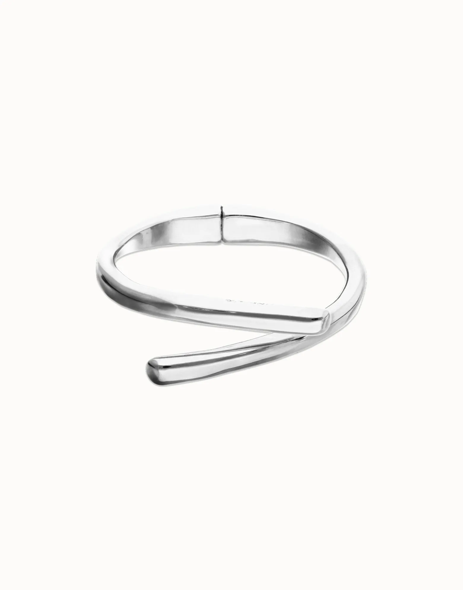 Pulsera rígida bañada en plata de ley con formas orgánicas entrelazadas
