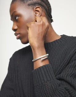 Pulsera rígida bañada en plata de ley con formas orgánicas entrelazadas