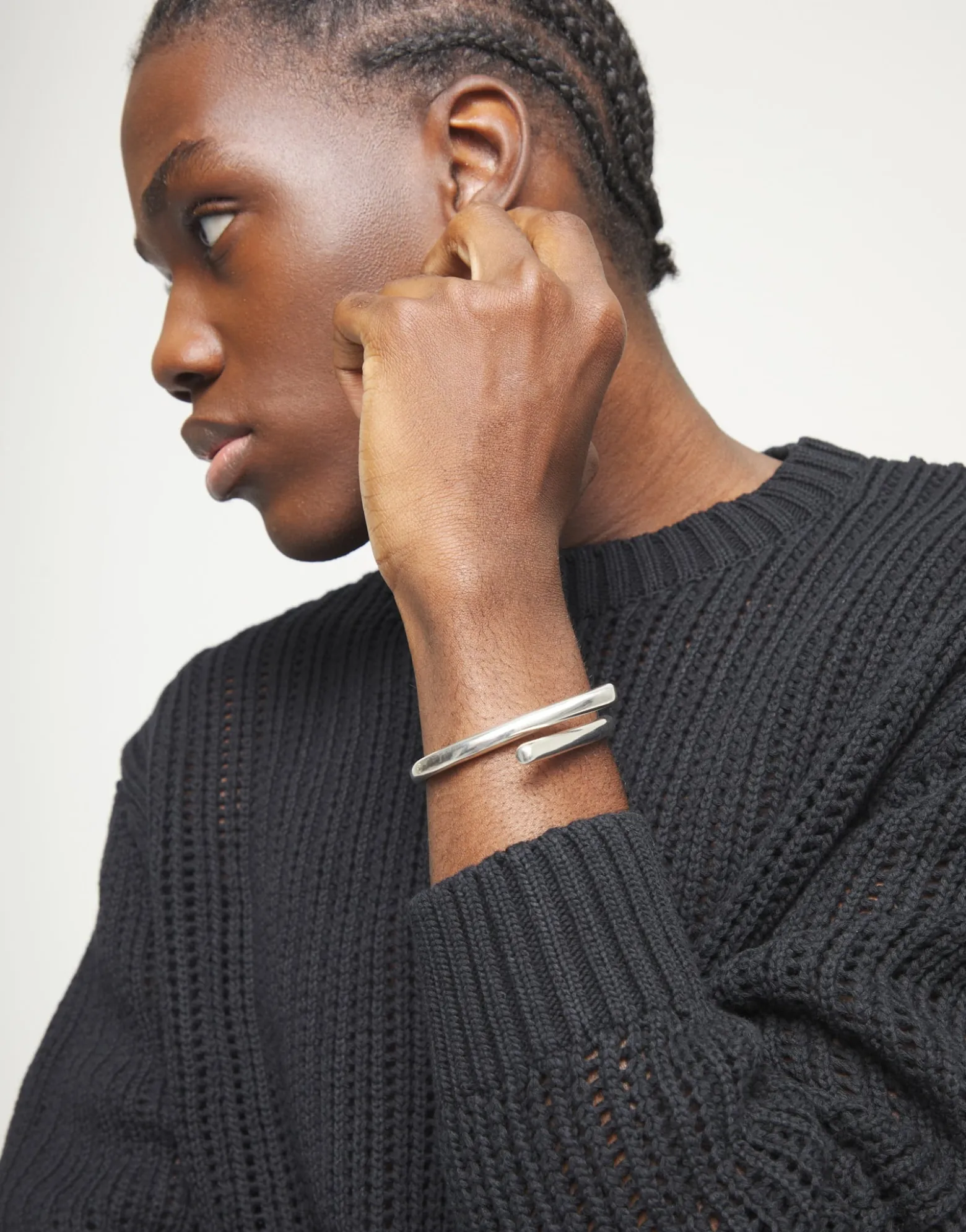 Pulsera rígida bañada en plata de ley con formas orgánicas entrelazadas
