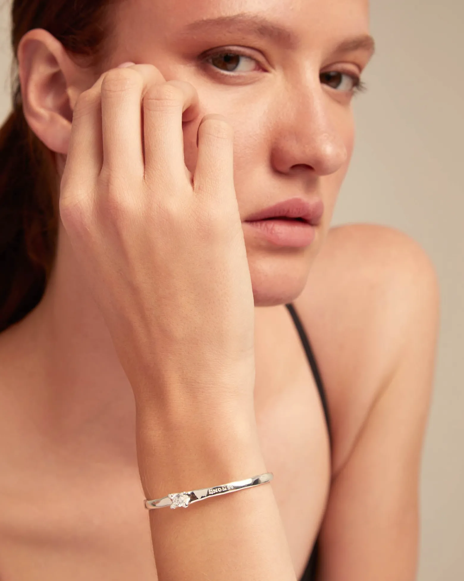 Pulsera rígida bañada en plata de ley con circonita blanca