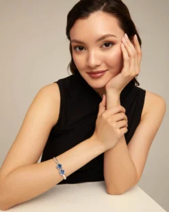 Pulsera rígida bañada en plata de ley, con muelle interior y dos cristales azules