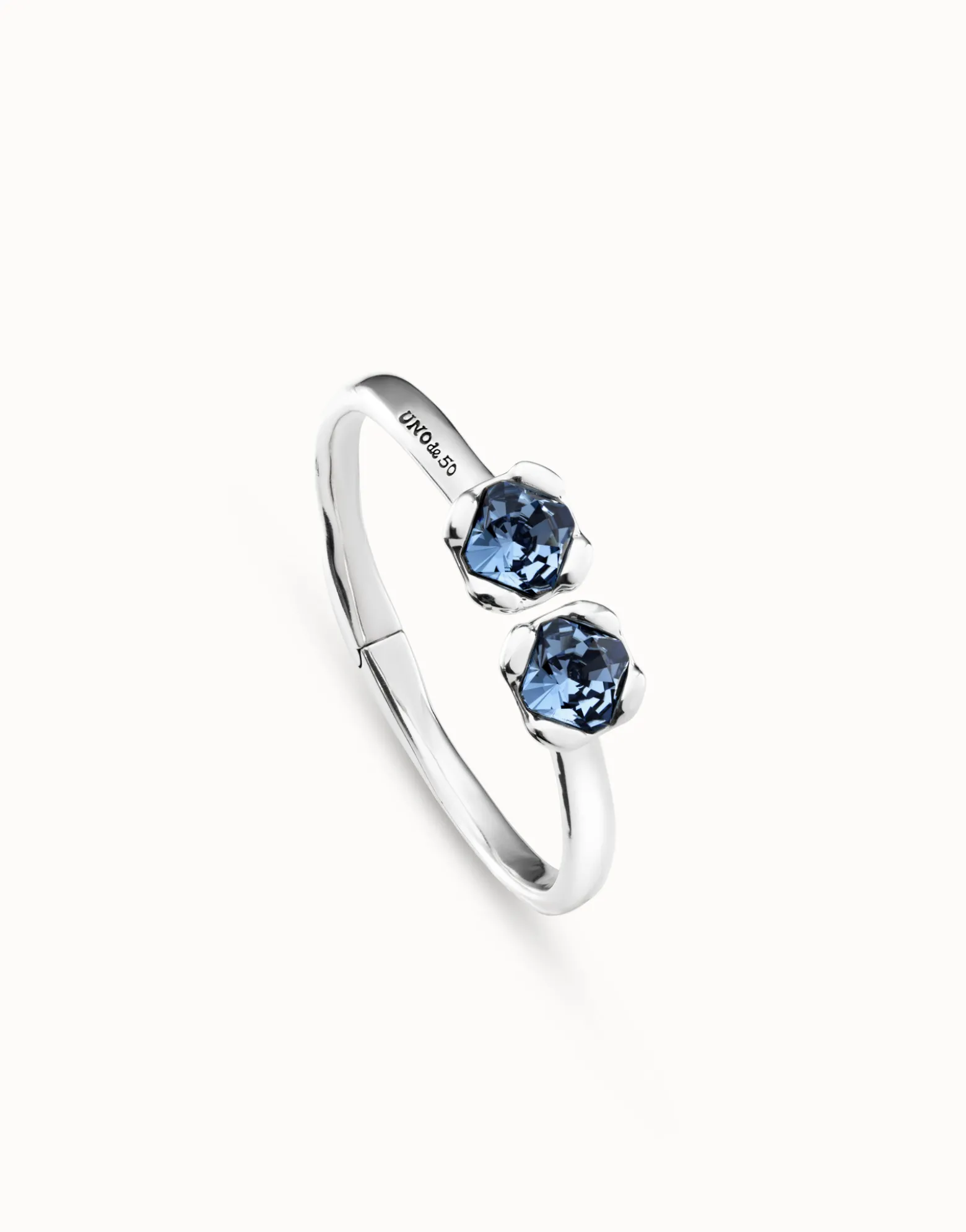Pulsera rígida bañada en plata de ley, con muelle interior y dos cristales azules