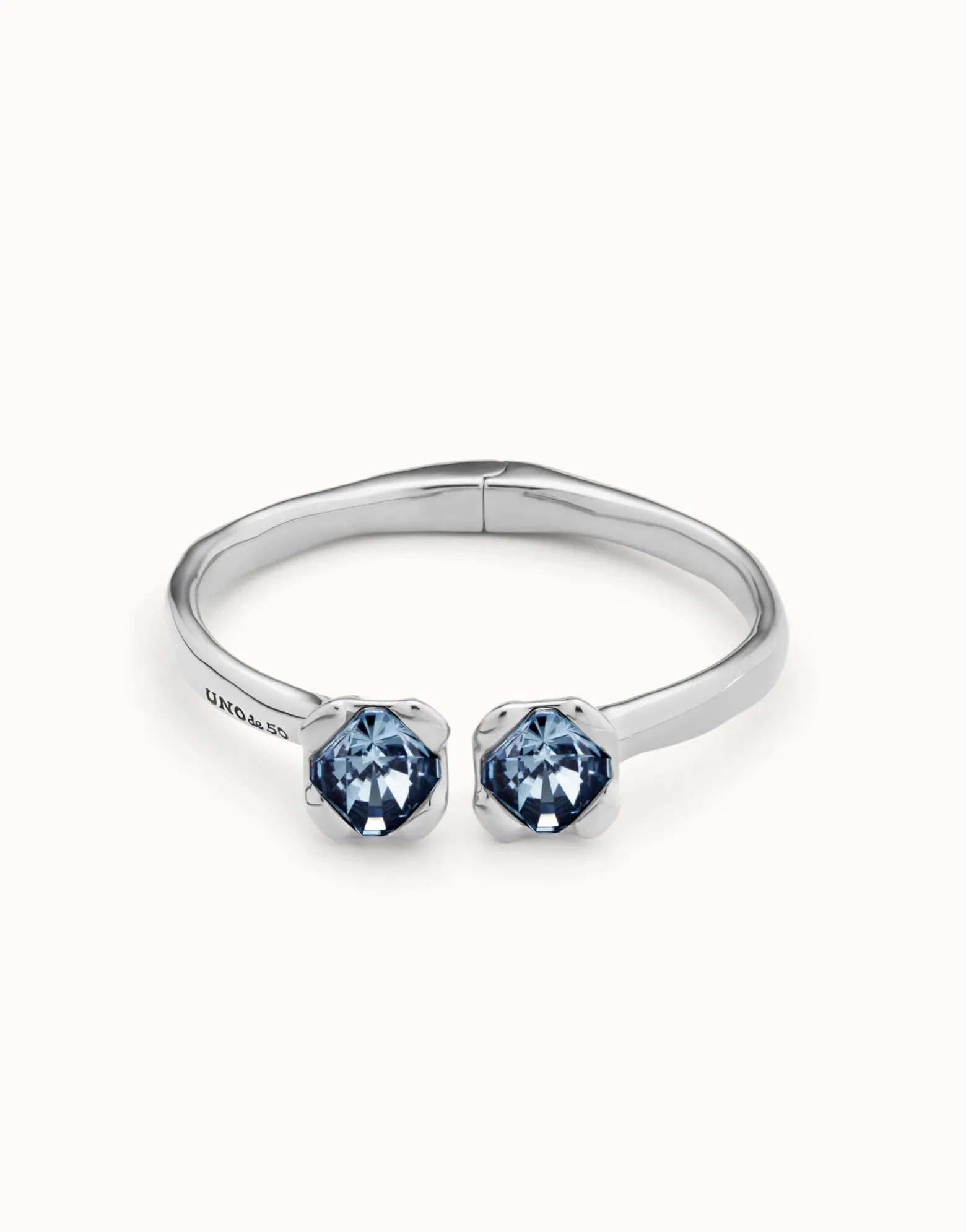 Pulsera rígida bañada en plata de ley, con muelle interior y dos cristales azules