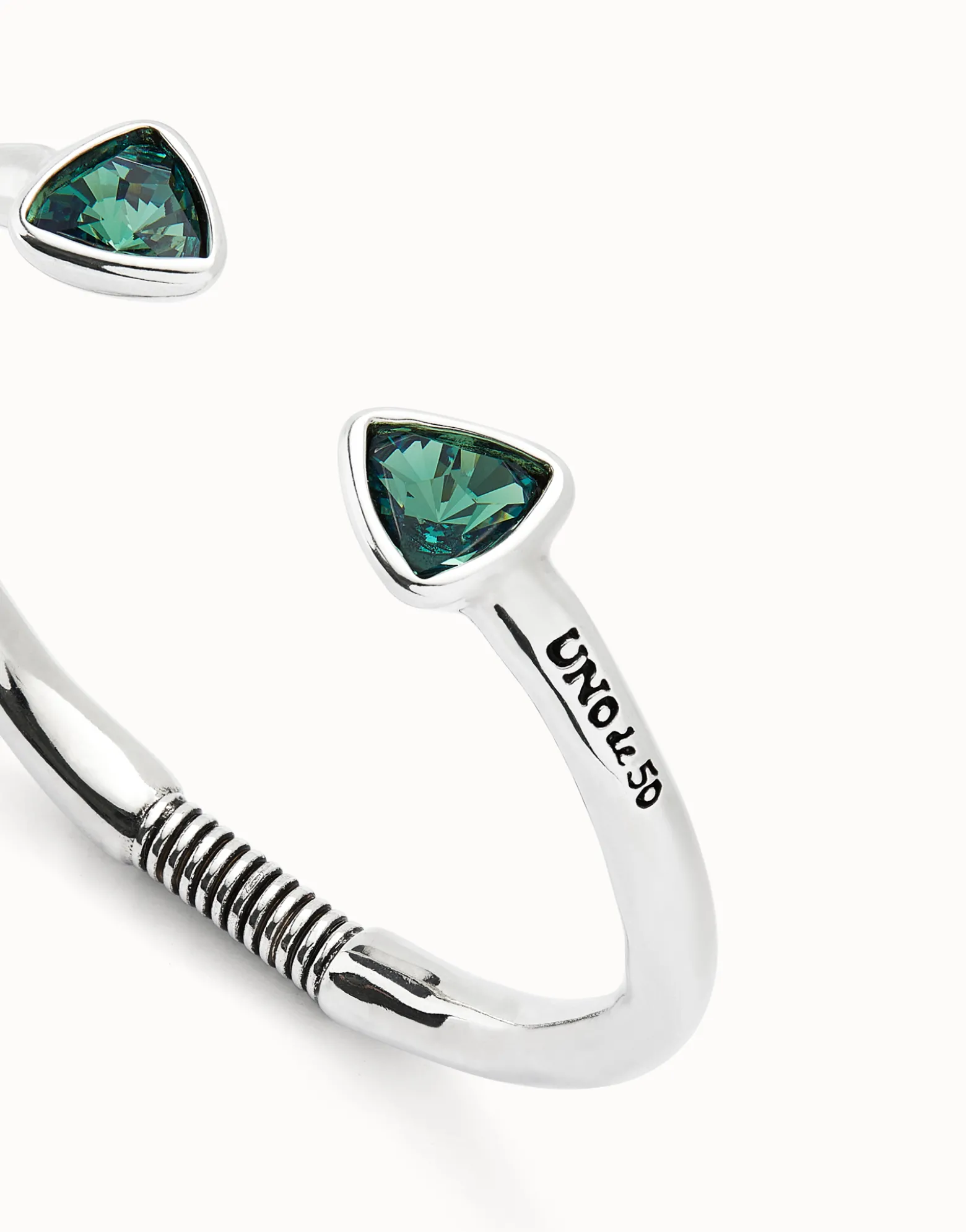 Pulsera rígida bañada en plata de ley con dos cristales facetados verdes