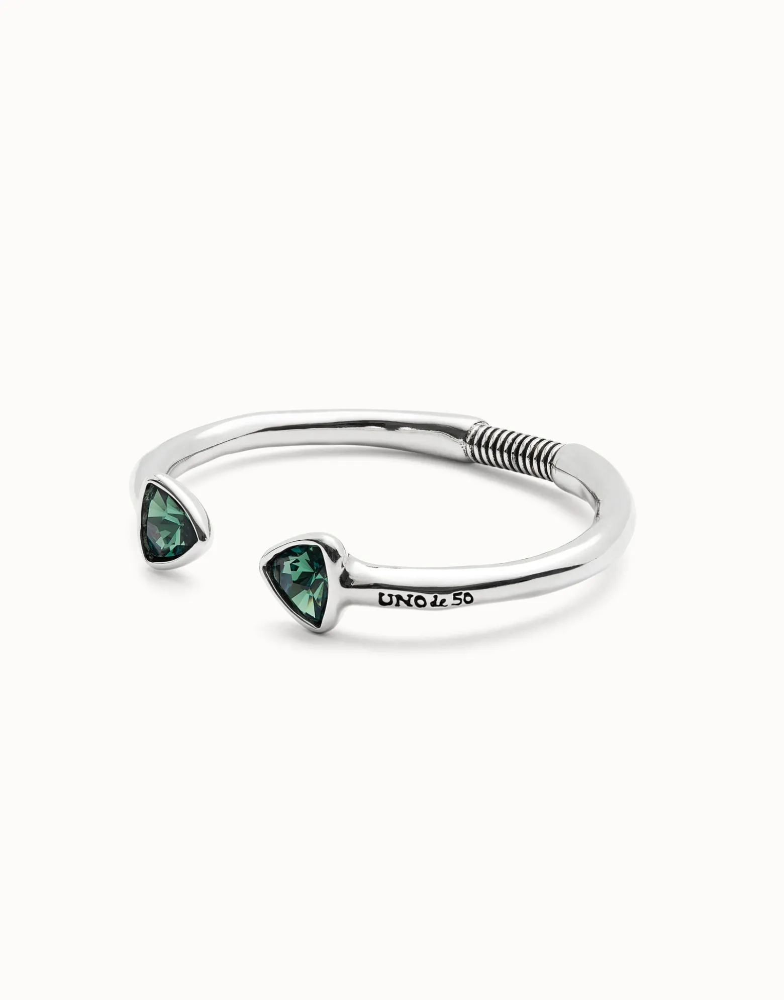 Pulsera rígida bañada en plata de ley con dos cristales facetados verdes