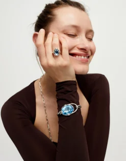Pulsera rígida bañada en plata de ley con cristal facetado azul